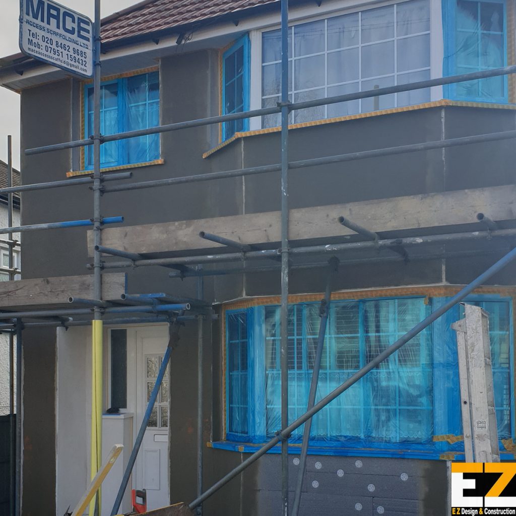 EWI Installers in Sidcup applying reinforced basecoat over insulation boards during installation